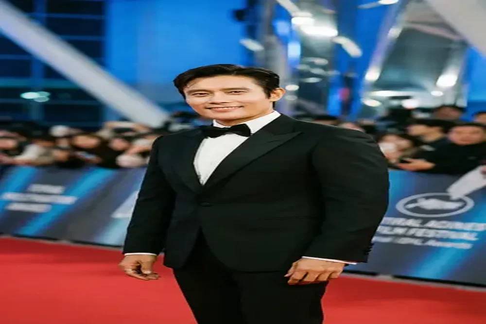 蜜桃视频合作国际男演员红毯照